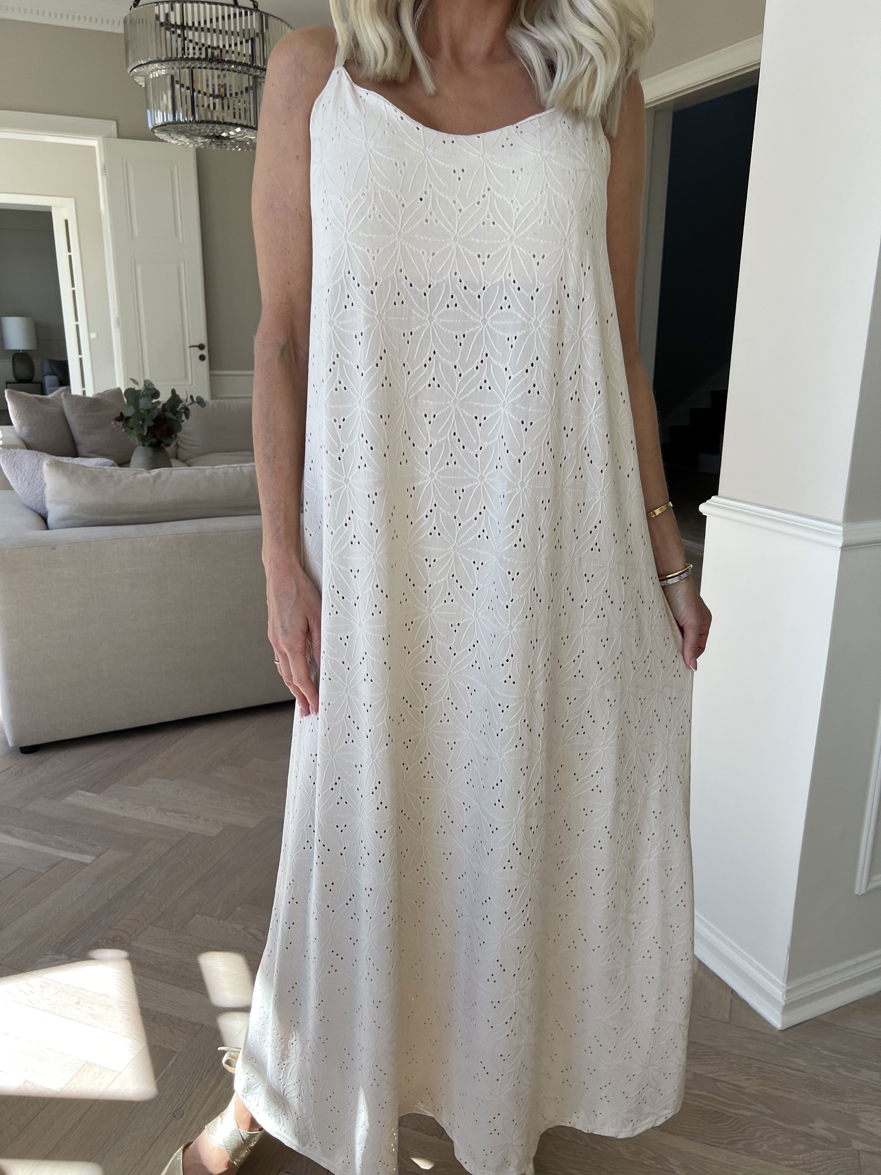 Emilie - Stropkjole i blødt stof med broderie anglaise